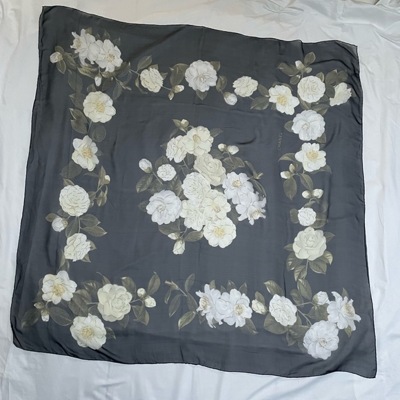 WINTER SALE ‼️ Authentic Chanel black silk chiffon scarf with white camellias - Picture 4 of 9